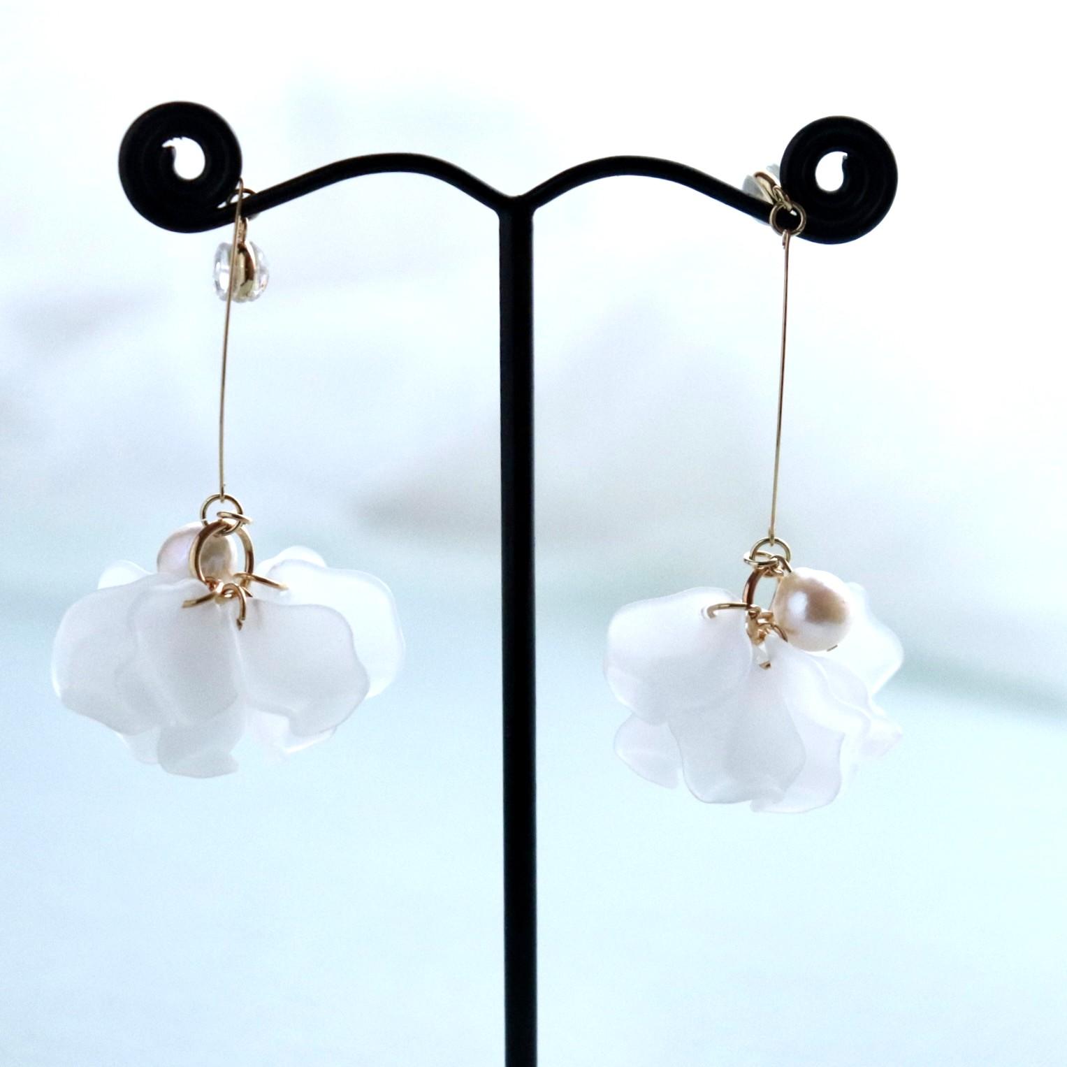 チャーム付シリコンピアスキャッチ　花びら　淡水パール　結婚式　前撮　バックキャッチ　チャーム付キャッチ　フラワーピアス
