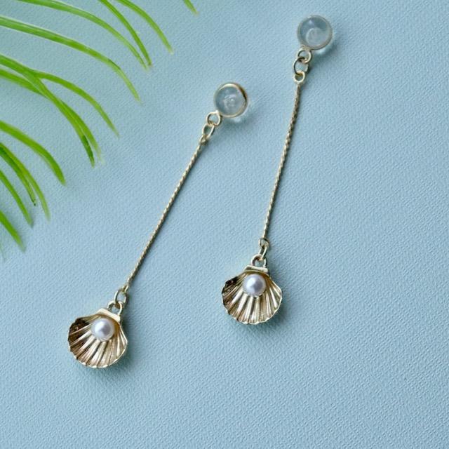 チャーム付シリコンピアスキャッチ　シェル　パール　ゴールド　バックキャッチ　海　夏ピアス　揺れる　チャーム付キャッチ